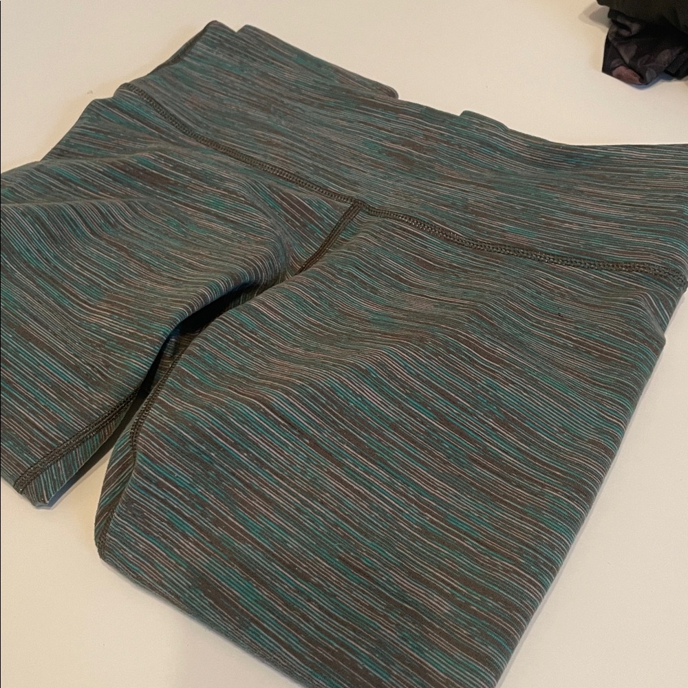 Lululemon Size 8 Women’s 21” Inseam Crop Green Turquoise Gray White Legging - Picture 9 of 9